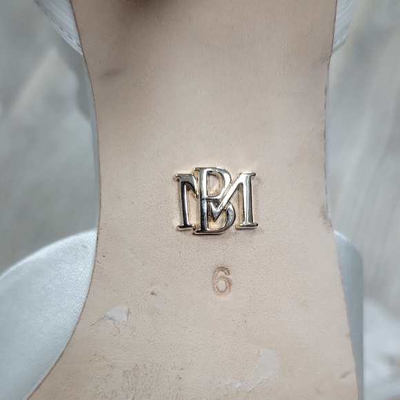 Badgley Mischka Size 6 Blaze White Satin Bow Stilettos - Picture 10 of 10